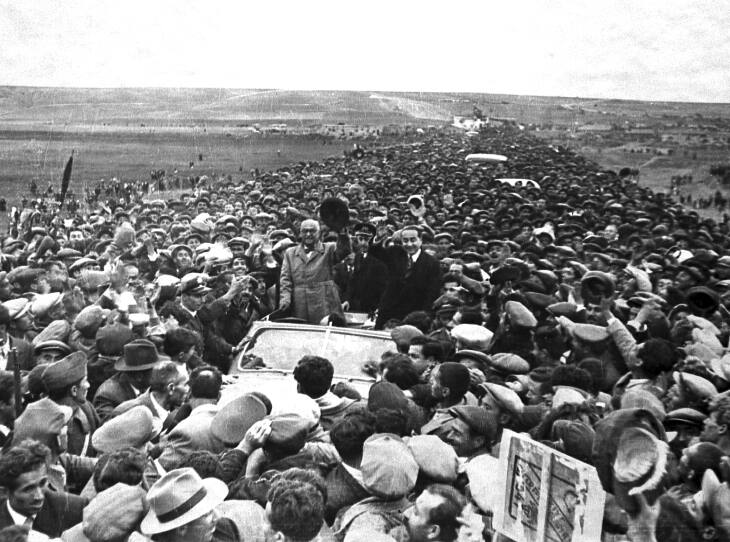 Celal Bayar ve Adnan Menderes yurt gezisinde.
