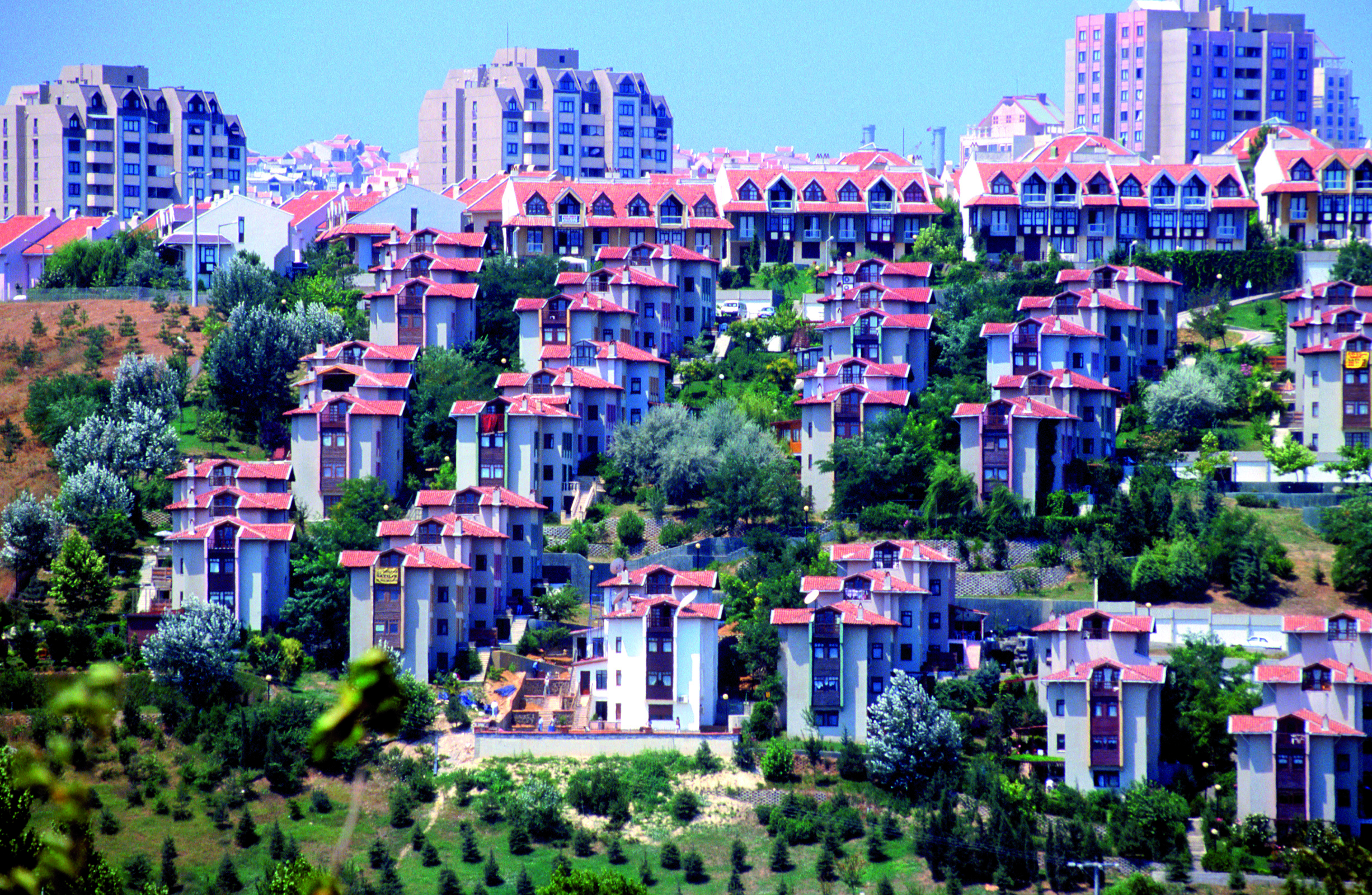 Site. ‘Güvenlik kapıları’nın ardına saklanmış kapalı yerleşmede kendisine güvenli bir yer arayan konut, aslında ‘yer’i yitirdiğinden, doğal güvenlik duygusunu da geri dönüşsüz bir biçimde geride bırakır.