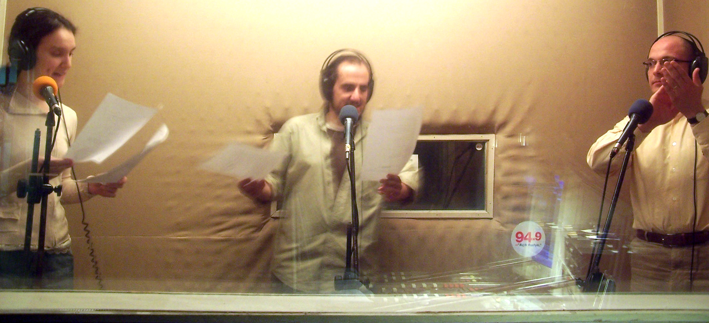 Altıdan Sonra Tiyatro ekibi Açık Radyo'da Bekleme Salonu adlı oyunu seslendirirken, 2006.