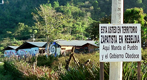 Zapatista Kampı“Zapatista bölgesindesiniz. Burada emirleri halk verir ve hükümet de itaat eder.”